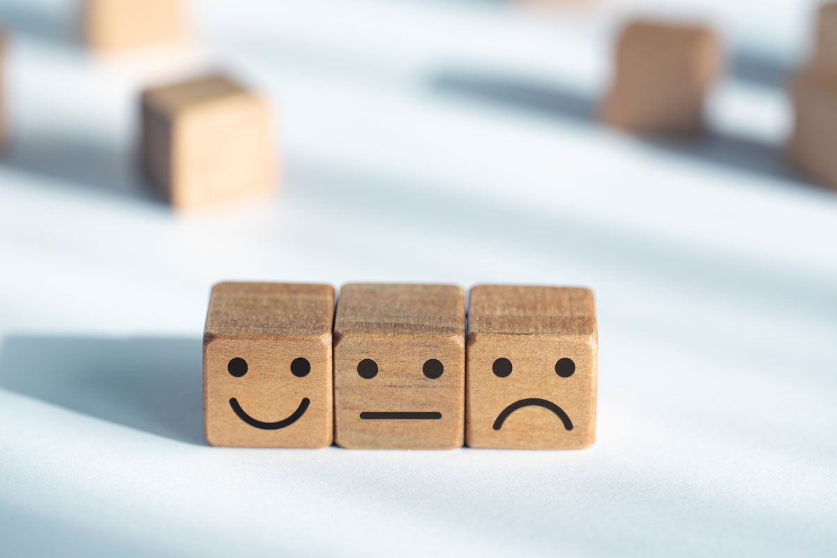 Trois cubes en bois avec des smileys en vente sur une plateforme Woocommerce.